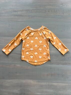 3T long sleeve tee with heart print. Worn once. 💛